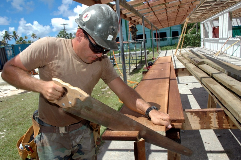 charpentier-ST ETIENNE DE TINEE-min_worker_construction_building_carpenter_male_job_build_helmet-893290